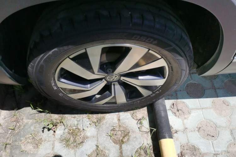 Used Volkswagen Tayron 2020 280TSI Two-Wheel Drive Luxury Connect Edition Right Rear Wheel Hub