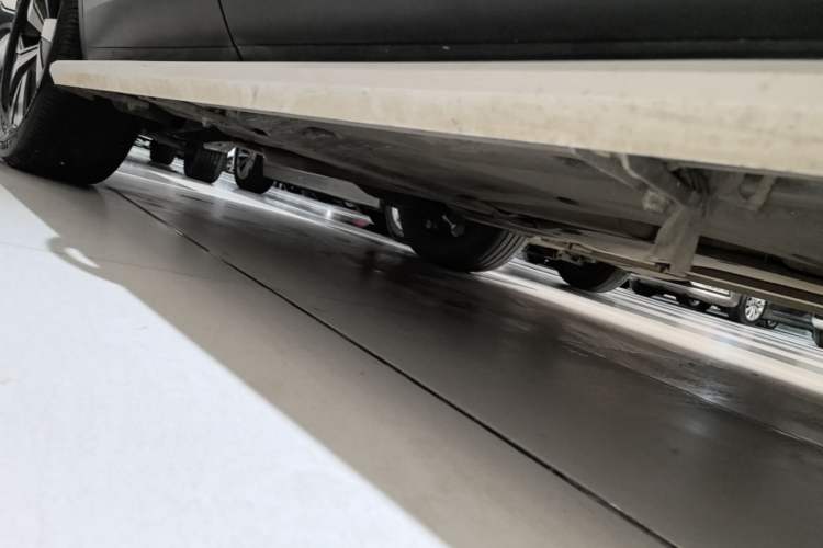 Used Volkswagen Tayron 2020 330TSI Two-Wheel Drive Luxury Smart Connectivity Version Right Side Sill