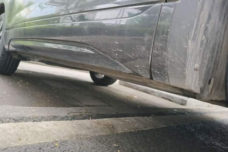 Used Volkswagen Tayron 2020 380TSI All-Wheel Drive R-Line Connected Version Right Side Sill