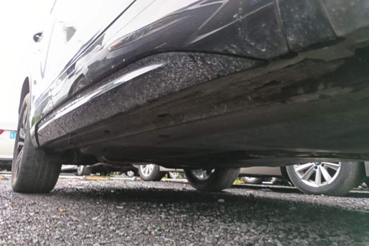 Used Volkswagen Tayron 2020 380TSI All-Wheel Drive R-Line Connected Version Right Side Sill