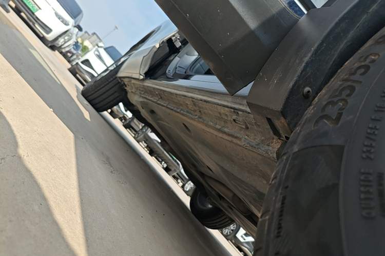 Used Volkswagen Tayron 2020 280TSI Two-Wheel Drive Luxury Connect Edition Right Side Sill