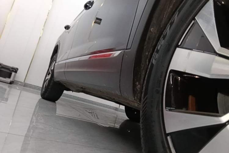 Used Volkswagen Tayron 2020 330TSI Two-Wheel Drive Luxury Smart Connectivity Version Right Side Sill