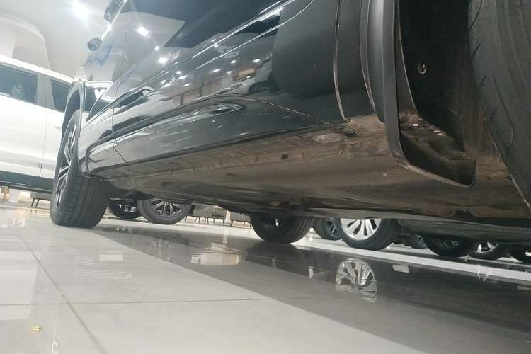Used Volkswagen Tayron 2020 380TSI All-Wheel Drive R-Line Connected Version Right Side Sill