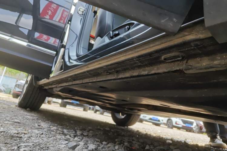 Used Volkswagen Tayron 2020 330TSI Two-Wheel Drive Luxury Smart Connectivity Version Right Side Sill