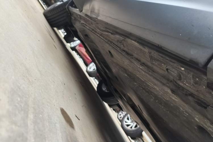 Used Volkswagen Tayron 2020 330TSI Two-Wheel Drive Luxury Smart Connectivity Version Right Side Sill