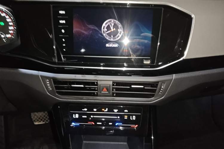 Used Volkswagen Tayron 2020 330TSI Two-Wheel Drive Luxury Smart Connectivity Version Audio And AC Panel