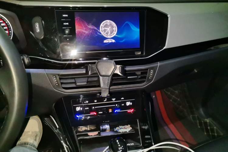 Used Volkswagen Tayron 2020 280TSI Two-Wheel Drive Luxury Connect Edition Audio And AC Panel