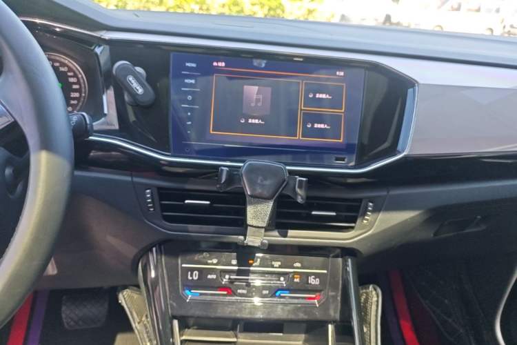 Used Volkswagen Tayron 2020 280TSI Two-Wheel Drive Luxury Connect Edition Audio And AC Panel