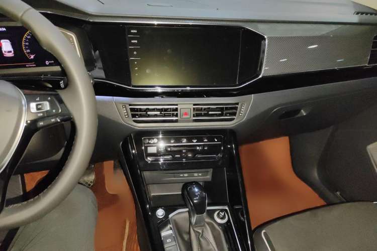 Used Volkswagen Tayron 2020 330TSI Two-Wheel Drive Luxury Connected Pro Edition Audio And AC Panel