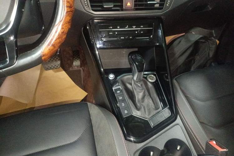 Used Volkswagen Tayron 2020 280TSI Two-Wheel Drive Luxury Connect Edition Gear Lever