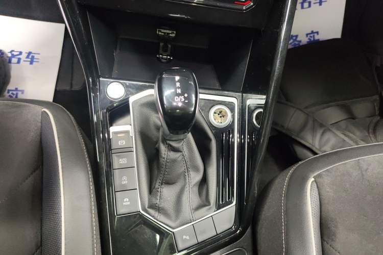 Used Volkswagen Tayron 2020 330TSI Two-Wheel Drive Luxury Connected Pro Edition Gear Lever