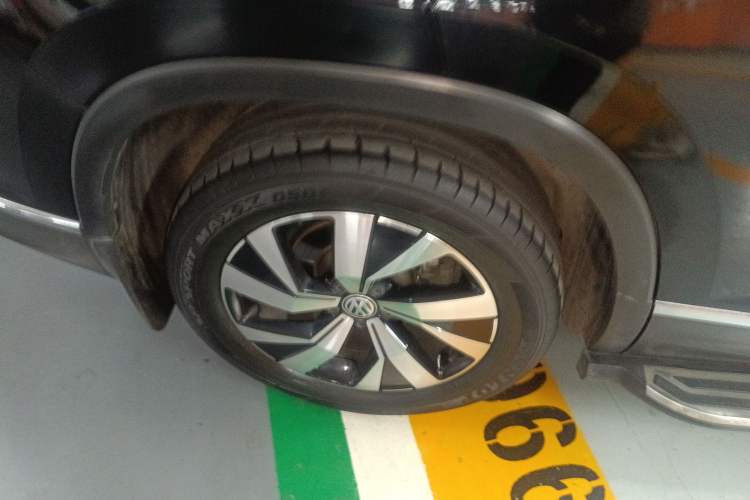 Used Volkswagen Tayron 2020 280TSI Two-Wheel Drive Luxury Connect Edition Right Rear Wheel Hub