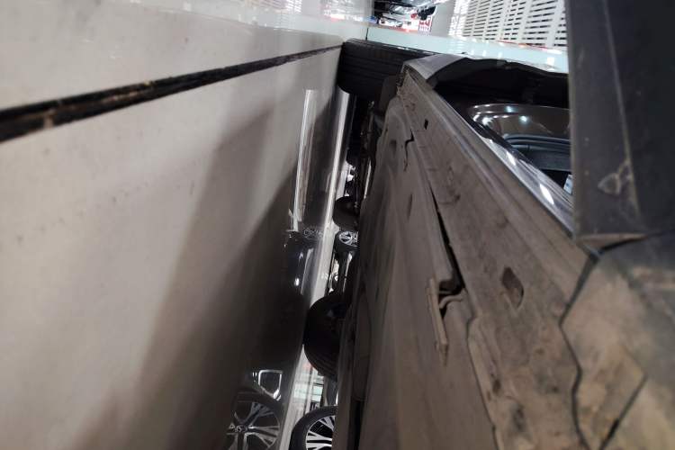 Used Volkswagen Tayron 2020 280TSI Two-Wheel Drive Luxury Connect Edition Right Side Sill