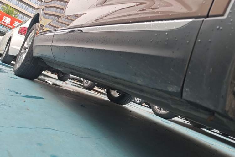 Used Volkswagen Tayron 2020 330TSI Two-Wheel Drive Luxury Connected Pro Edition Right Side Sill