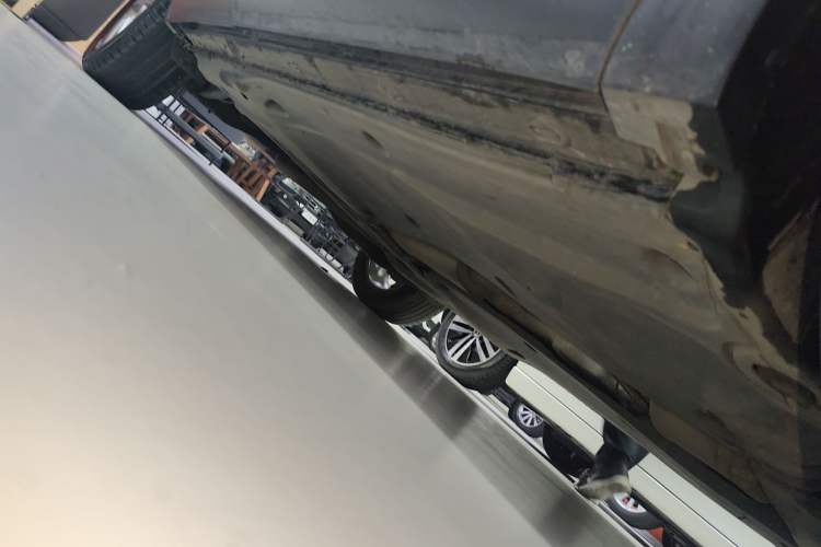 Used Volkswagen Tayron 2020 330TSI Two-Wheel Drive Luxury Connected Pro Edition Right Side Sill