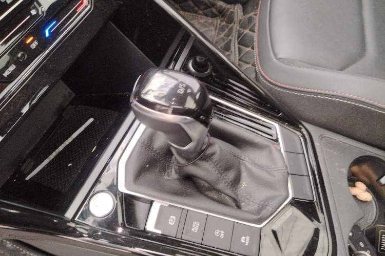 Used Volkswagen Tayron 2020 280TSI Two-Wheel Drive Luxury Connect Edition Gear Lever