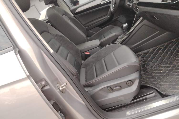 Used Volkswagen Tayron 2020 280TSI Two-Wheel Drive Luxury Connect Edition Right Front Seat