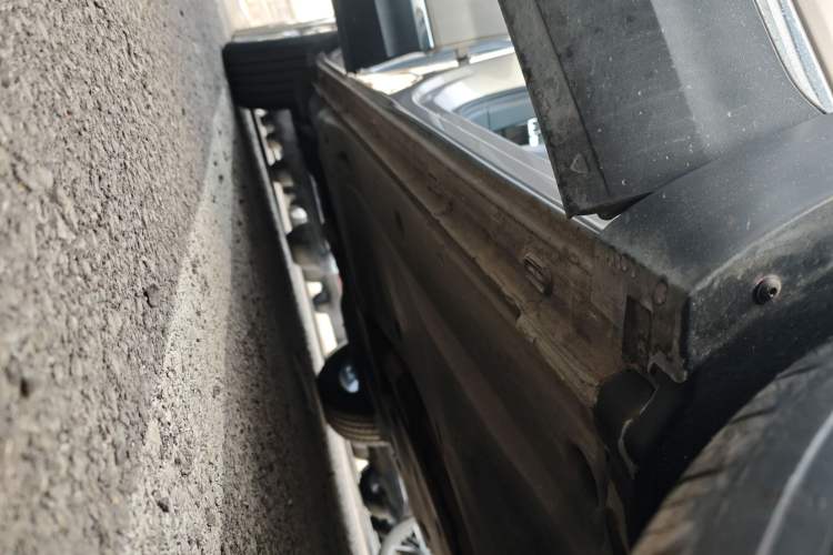 Used Volkswagen Tayron 2020 330TSI Two-Wheel Drive Luxury Smart Connectivity Version Right Side Sill