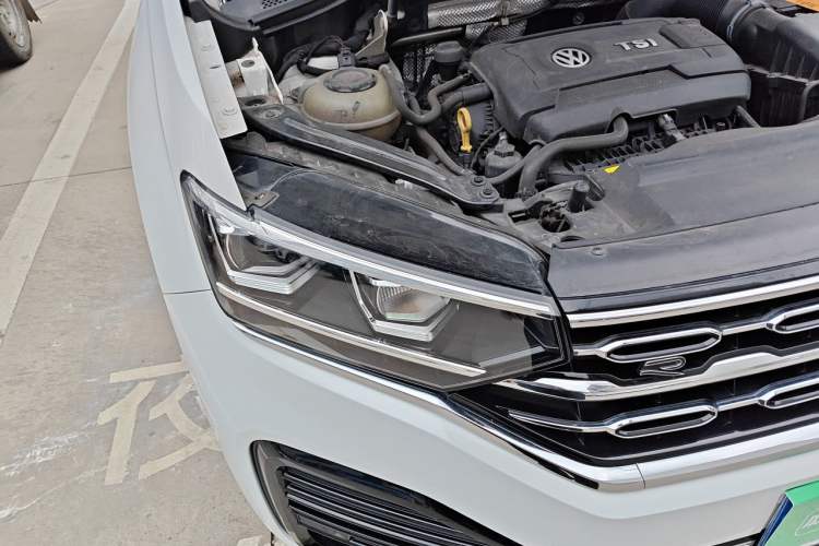 Used Volkswagen Tayron 2020 380TSI All-Wheel Drive R-Line Connected Version Right Front Headlight