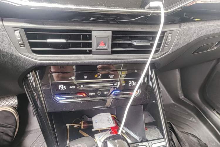 Used Volkswagen Tayron 2020 330TSI Two-Wheel Drive Luxury Smart Connectivity Version Audio And AC Panel
