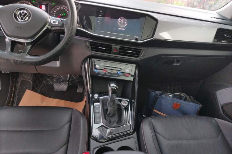 Used Volkswagen Tayron 2020 330TSI Two-Wheel Drive Luxury Smart Connectivity Version Audio And AC Panel
