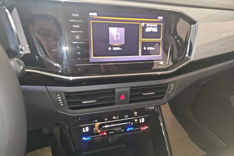 Used Volkswagen Tayron 2020 330TSI Two-Wheel Drive Luxury Smart Connectivity Version Audio And AC Panel