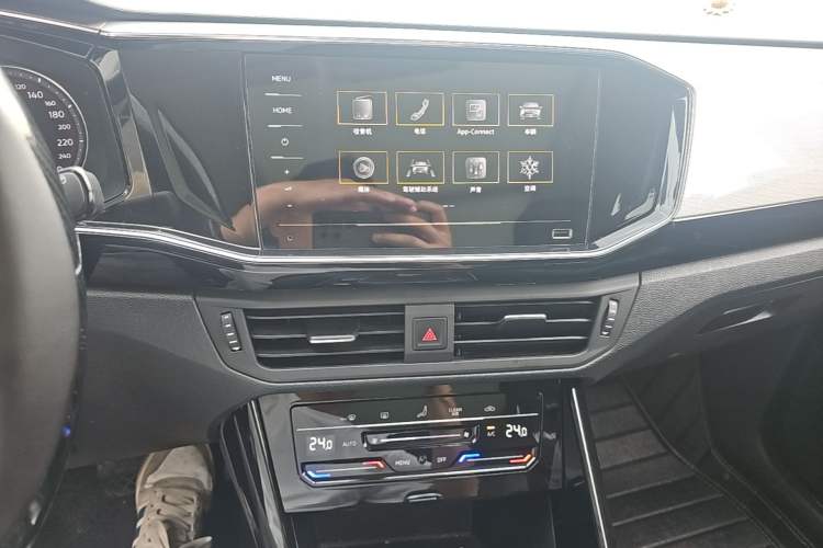 Used Volkswagen Tayron 2020 280TSI Two-Wheel Drive Luxury Connect Edition Audio And AC Panel