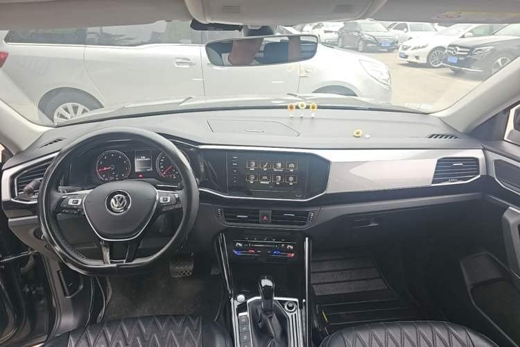 Used Volkswagen Tayron 2020 280TSI Two-Wheel Drive Luxury Connect Edition Center Console