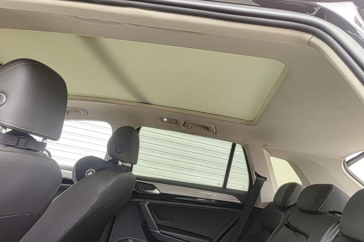 Used Volkswagen Tayron 2020 330TSI Two-Wheel Drive Luxury Smart Connectivity Version Headliner