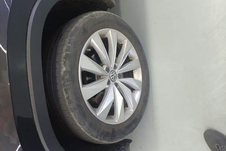 Used Volkswagen Tayron 2020 330TSI Two-Wheel Drive Luxury Connected Pro Edition Left Front Wheel Hub
