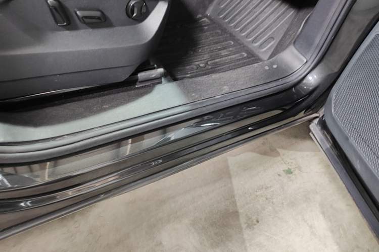 Used Volkswagen Tayron 2020 330TSI Two-Wheel Drive Luxury Smart Connectivity Version Left Side Sill