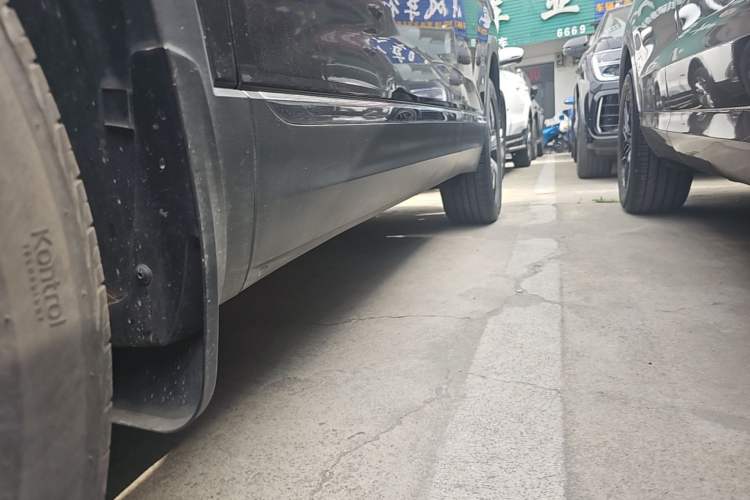 Used Volkswagen Tayron 2020 280TSI Two-Wheel Drive Luxury Connect Edition Left Side Sill