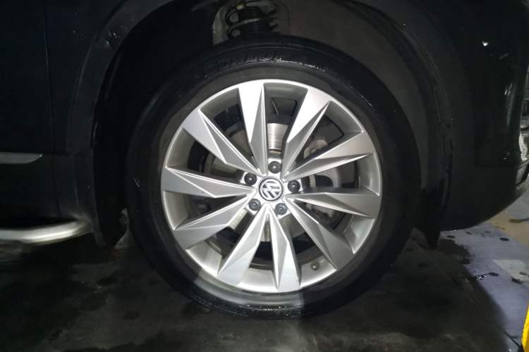 Used Volkswagen Tayron 2020 330TSI Two-Wheel Drive Luxury Connected Pro Edition Right Front Wheel Hub