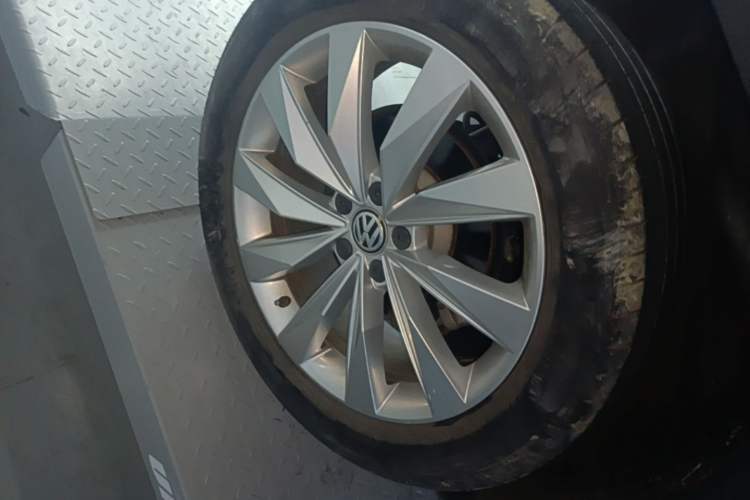Used Volkswagen Tayron 2020 330TSI Two-Wheel Drive Luxury Connected Pro Edition Right Rear Wheel Hub