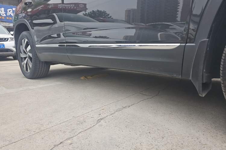 Used Volkswagen Tayron 2020 280TSI Two-Wheel Drive Luxury Connect Edition Right Side Sill