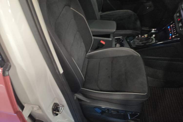 Used Volkswagen Tayron 2020 330TSI Two-Wheel Drive Luxury Connected Pro Edition Right Front Seat