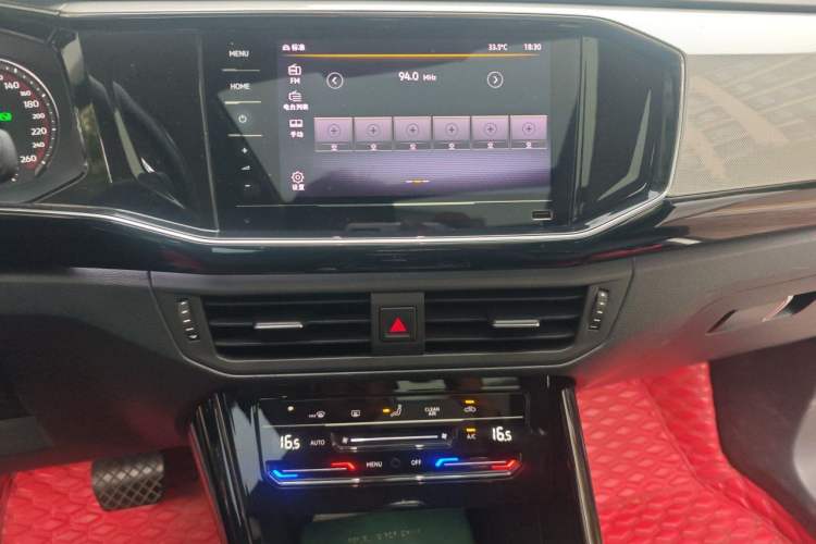 Used Volkswagen Tayron 2020 280TSI Two-Wheel Drive Luxury Connect Edition Audio And AC Panel