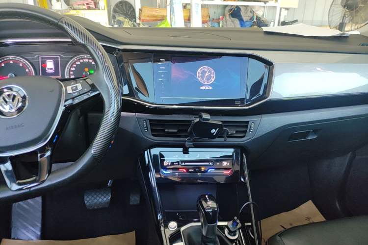 Used Volkswagen Tayron 2020 330TSI Two-Wheel Drive Luxury Smart Connectivity Version Audio And AC Panel