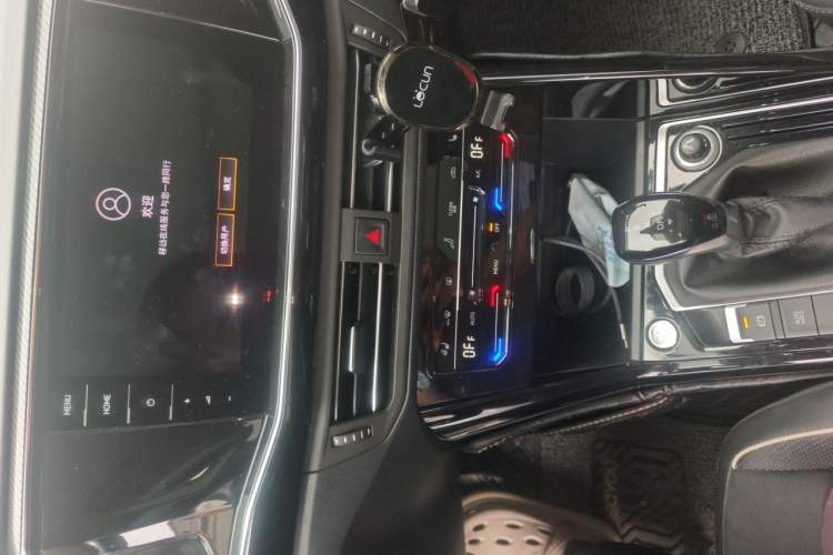 Used Volkswagen Tayron 2020 330TSI Two-Wheel Drive Luxury Connected Pro Edition Audio And AC Panel