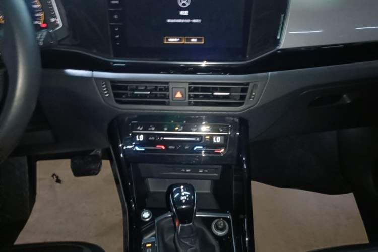 Used Volkswagen Tayron 2020 330TSI Two-Wheel Drive Luxury Smart Connectivity Version Audio And AC Panel