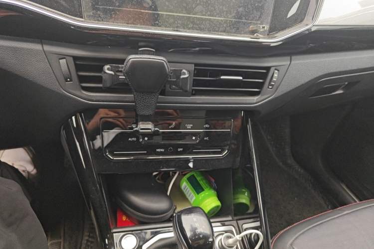 Used Volkswagen Tayron 2020 280TSI Two-Wheel Drive Luxury Connect Edition Audio And AC Panel