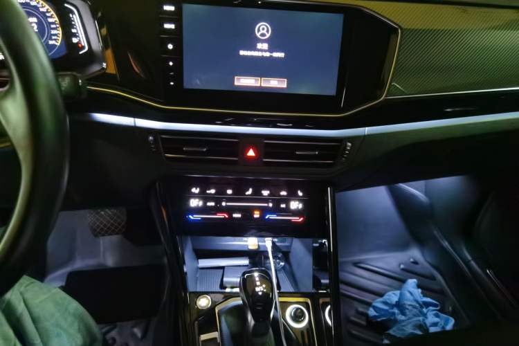 Used Volkswagen Tayron 2020 330TSI Two-Wheel Drive Luxury Connected Pro Edition Audio And AC Panel