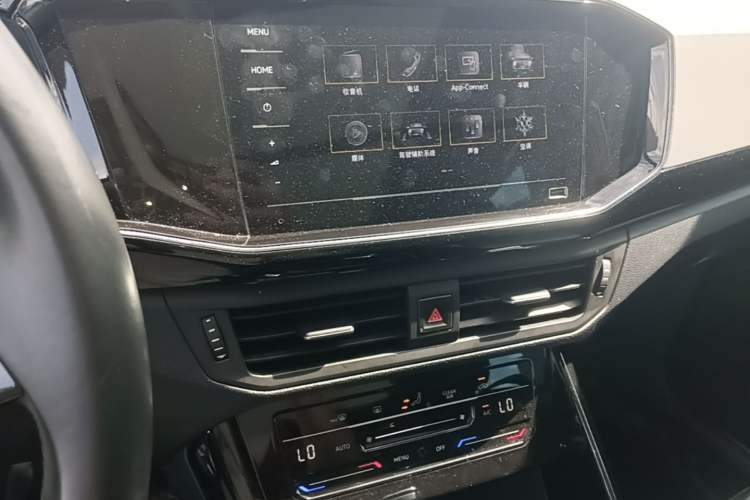 Used Volkswagen Tayron 2020 330TSI Two-Wheel Drive Luxury Smart Connectivity Version Audio And AC Panel