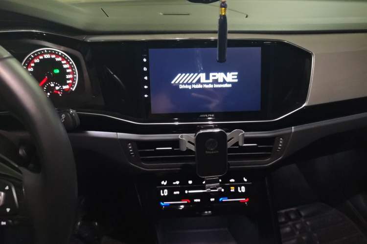 Used Volkswagen Tayron 2020 330TSI Two-Wheel Drive Luxury Connected Pro Edition Audio And AC Panel