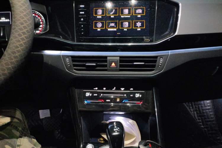 Used Volkswagen Tayron 2020 280TSI Two-Wheel Drive Luxury Connect Edition Audio And AC Panel
