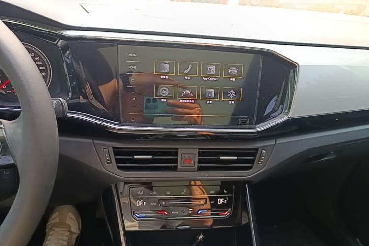 Used Volkswagen Tayron 2020 330TSI Two-Wheel Drive Luxury Smart Connectivity Version Audio And AC Panel