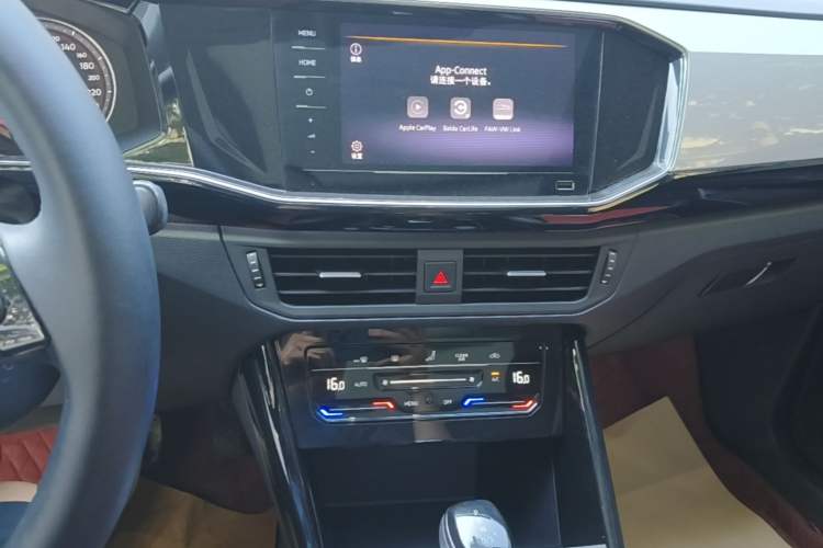 Used Volkswagen Tayron 2020 280TSI Two-Wheel Drive Luxury Connect Edition Audio And AC Panel