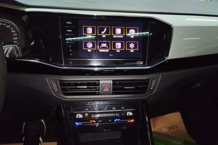 Used Volkswagen Tayron 2020 330TSI Two-Wheel Drive Luxury Smart Connectivity Version Audio And AC Panel
