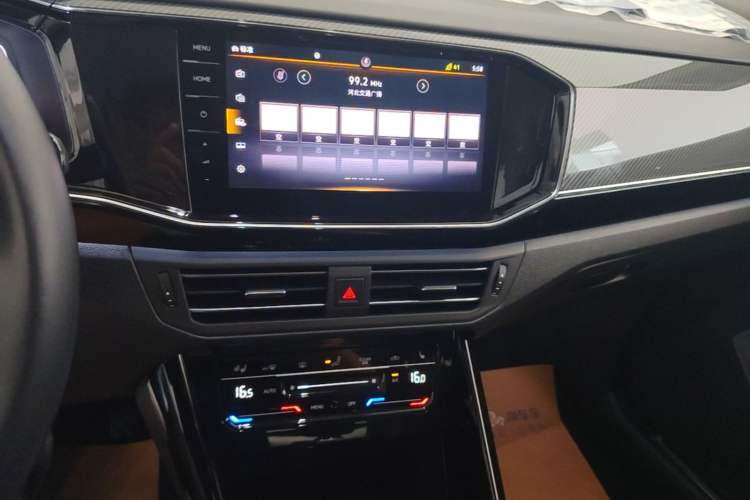 Used Volkswagen Tayron 2020 330TSI Two-Wheel Drive Luxury Connected Pro Edition Audio And AC Panel