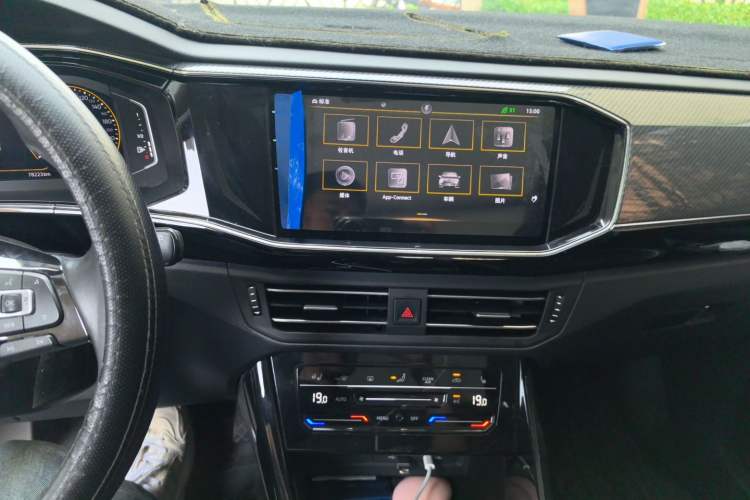 Used Volkswagen Tayron 2020 330TSI Two-Wheel Drive Luxury Connected Pro Edition Audio And AC Panel